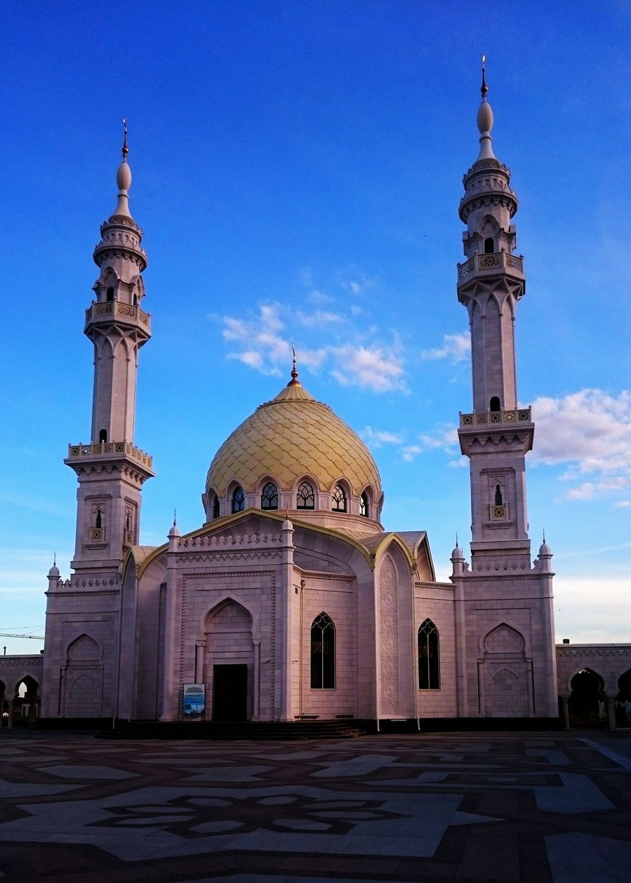 LOW ANGLE VIEW OF MONUMENT AGAINST SKY