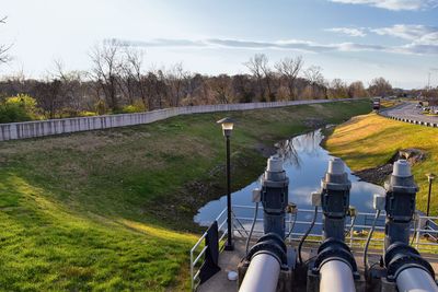 Spillway and flood barrier opryland natural cumberland river, nashville, tennessee. united states.