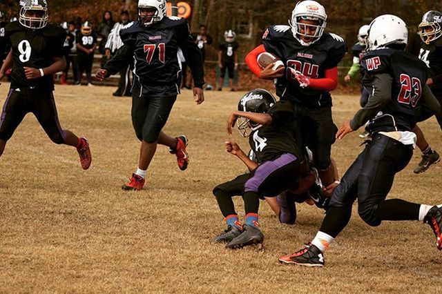 lifestyles, leisure activity, men, large group of people, sport, competition, togetherness, person, casual clothing, playing, high angle view, day, outdoors, fun, crowd, field, skill, low section, enjoyment