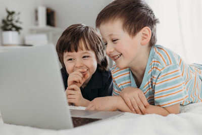 Distance online education of children using the internet.  children and gadgets