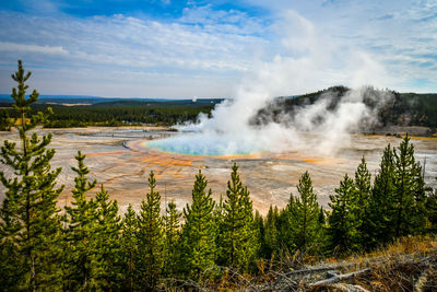 Grand prismatic spring in yellowstone national park