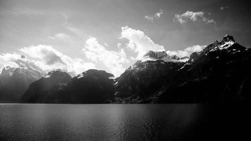 Panoramic view of lake and mountains against sky