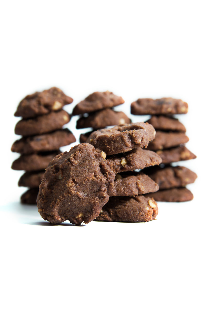 CLOSE-UP OF COOKIES IN PLATE