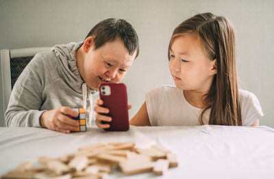 Young girl's heartwarming assistance empowers elderly woman with down syndrome to make phone calls