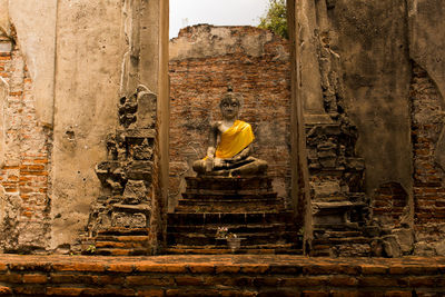 Statue of statues on brick wall