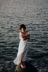 Side view of young woman looking at sea