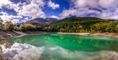 Panoramic view of lake and mountains against sky