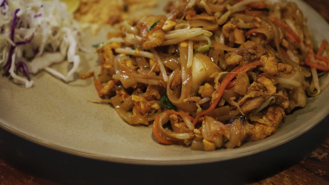 HIGH ANGLE VIEW OF NOODLES IN PLATE