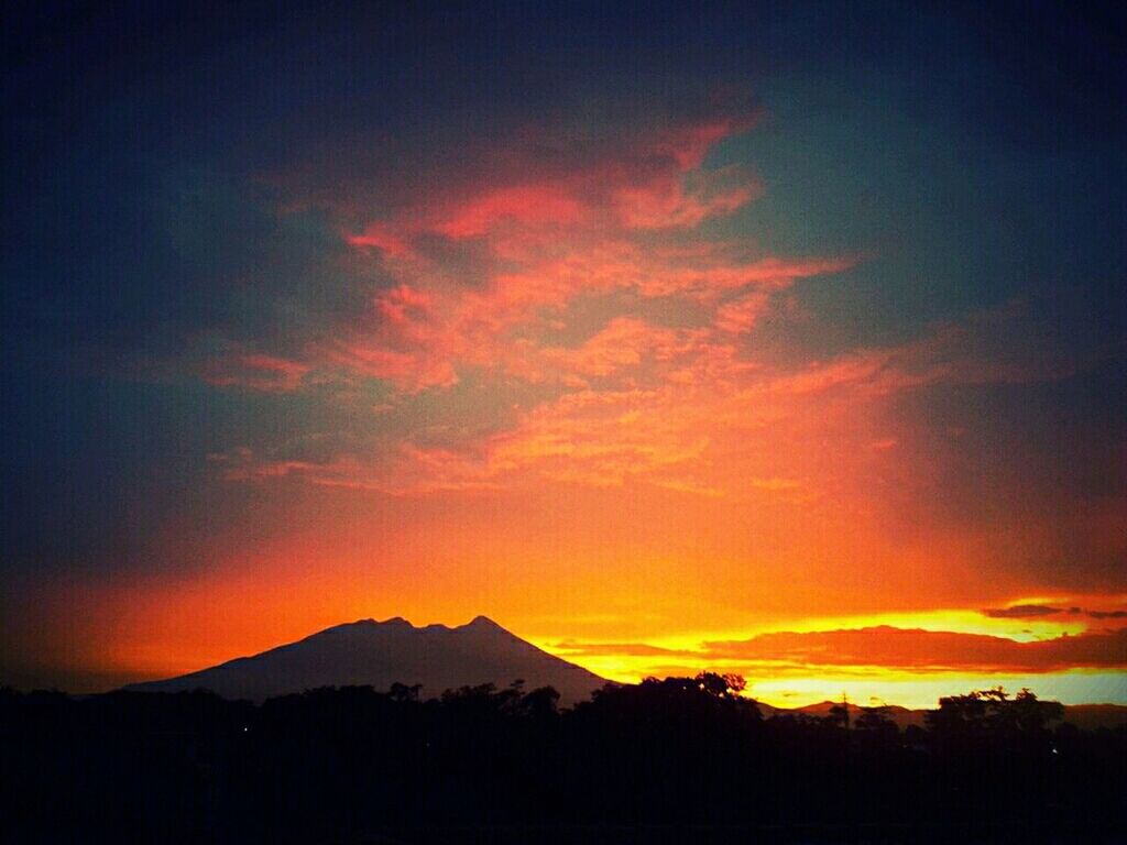 sunset, silhouette, scenics, beauty in nature, sky, tranquil scene, orange color, tranquility, mountain, cloud - sky, dramatic sky, idyllic, nature, landscape, cloud, majestic, mountain range, moody sky, outdoors, no people