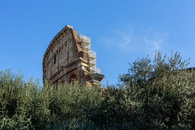 Low angle view of old ruins against clear blue sky