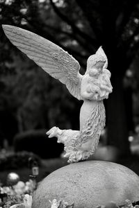 statue