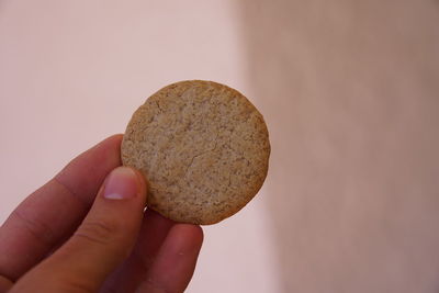 Close-up of hand holding apple