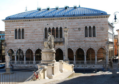 Statue of historic building against sky