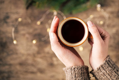 Close-up of hand holding coffee cup