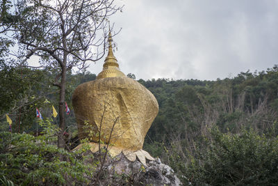 Sculpture in temple against sky