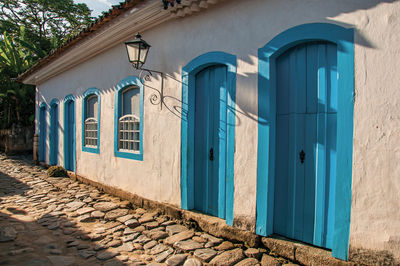 Overview of cobblestone street with old houses at the sunset in paraty, brazil