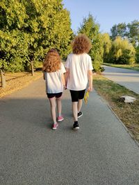 Siblings walking ön the sunshine