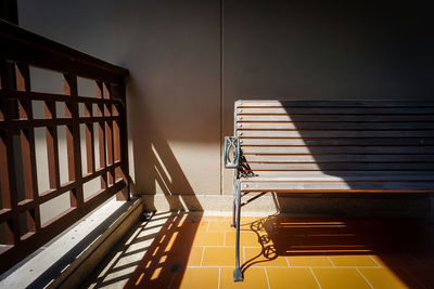 An empty bench at the corridor