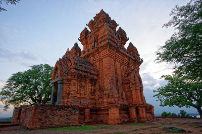 Statue of temple against sky