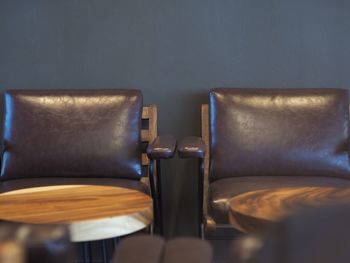 Empty seats and table in caf�