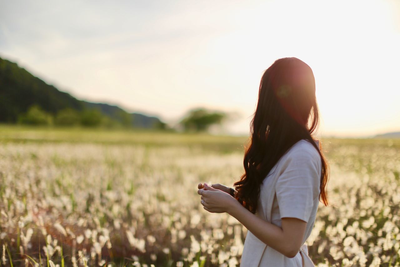 one person, real people, land, adult, standing, field, women, sky, leisure activity, nature, lifestyles, long hair, beauty in nature, young adult, hairstyle, landscape, plant, agriculture, day, hair, outdoors