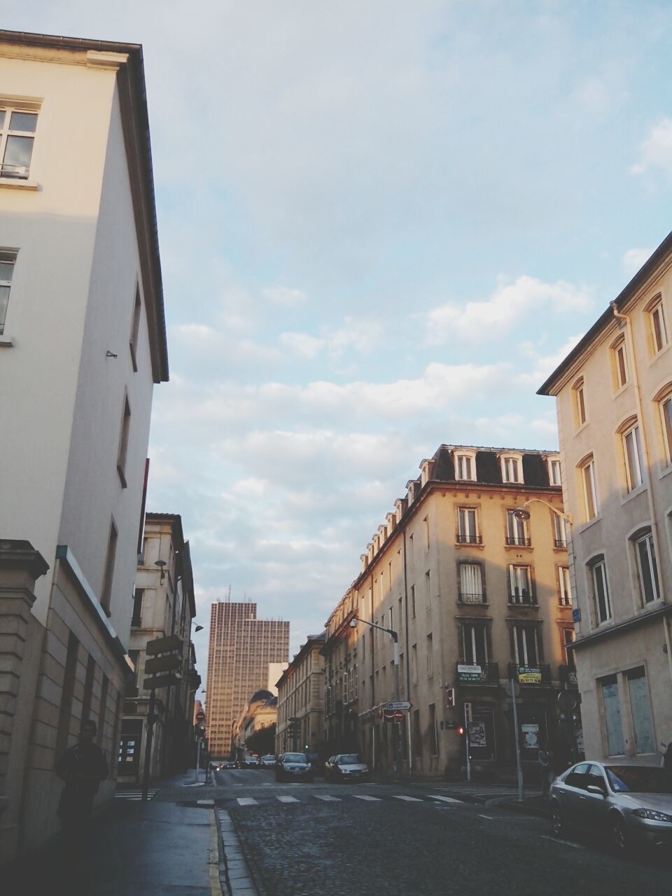 building exterior, architecture, built structure, sky, residential building, residential structure, city, street, building, the way forward, road, house, car, transportation, residential district, diminishing perspective, cloud - sky, day, outdoors, cloud