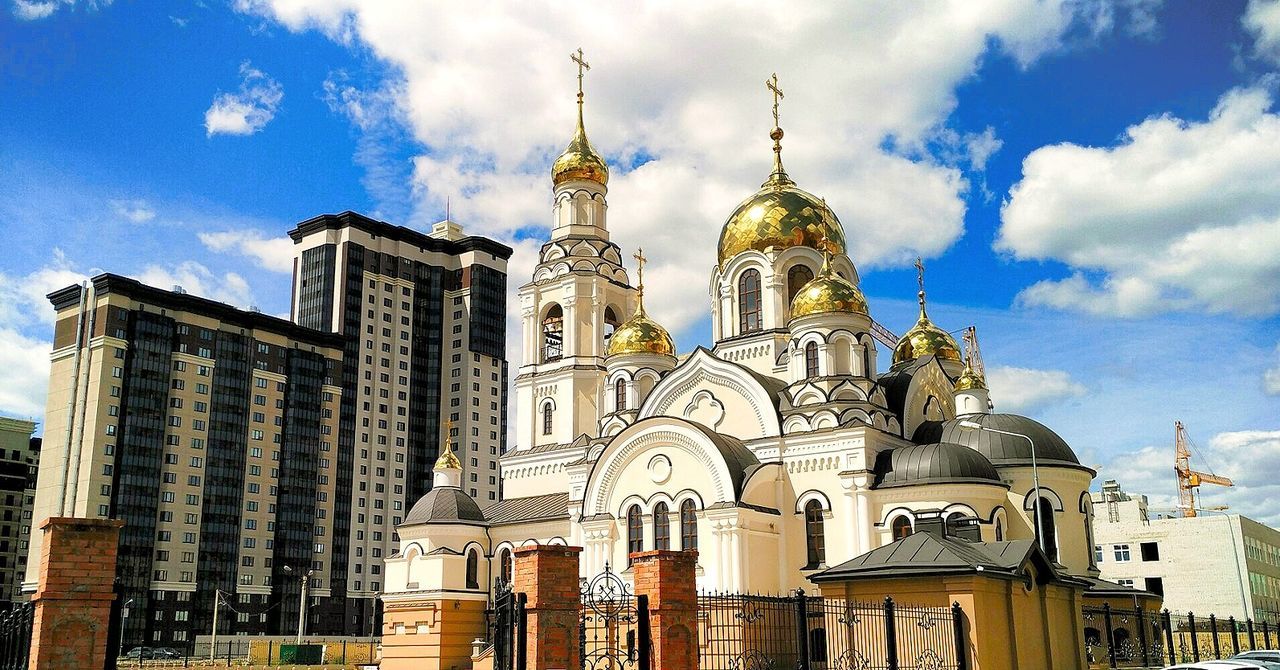 religion, place of worship, architecture, spirituality, cloud - sky, built structure, building exterior, sky, day, low angle view, outdoors, no people, history, cross, dome, city, bell tower