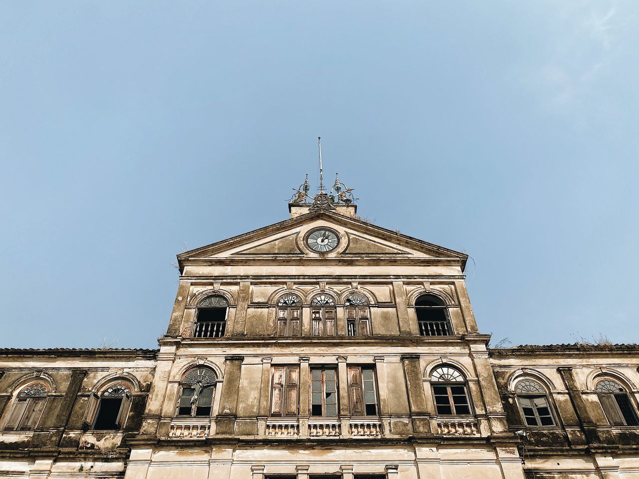 LOW ANGLE VIEW OF BUILDING AGAINST CLEAR SKY