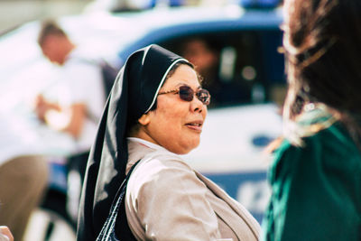 Portrait of woman with sunglasses against blurred background