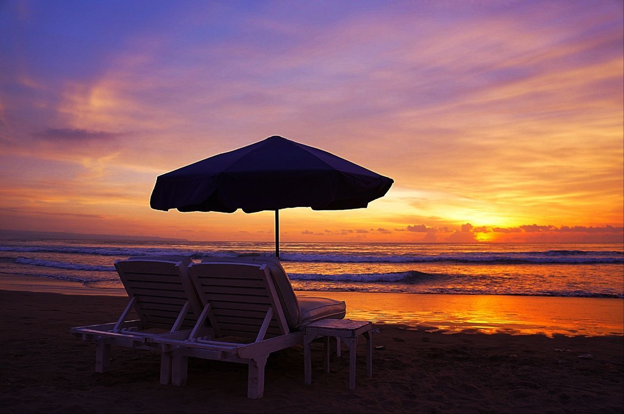 sea, beach, horizon over water, sunset, water, sky, tranquility, scenics, tranquil scene, shore, beauty in nature, sand, cloud - sky, nature, idyllic, orange color, sunshade, parasol, chair, vacations