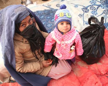 An afghan displaced widow with her child. 