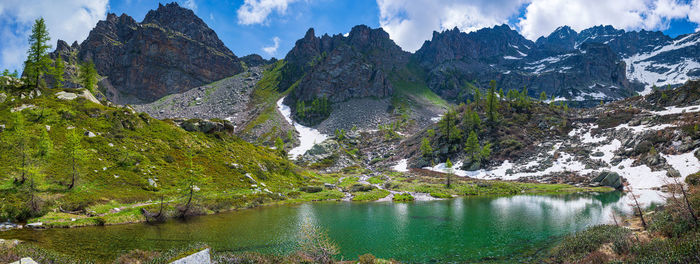 Panoramic view of lake and mountains against sky