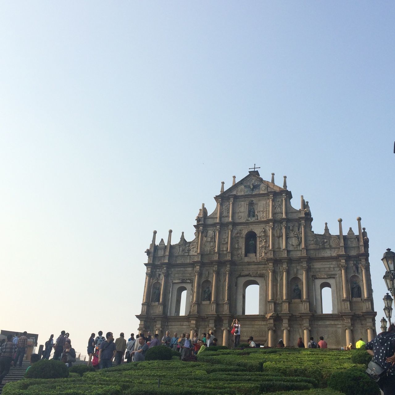 architecture, clear sky, built structure, building exterior, large group of people, history, copy space, grass, famous place, tourism, tourist, travel destinations, travel, international landmark, person, men, leisure activity, lifestyles, day