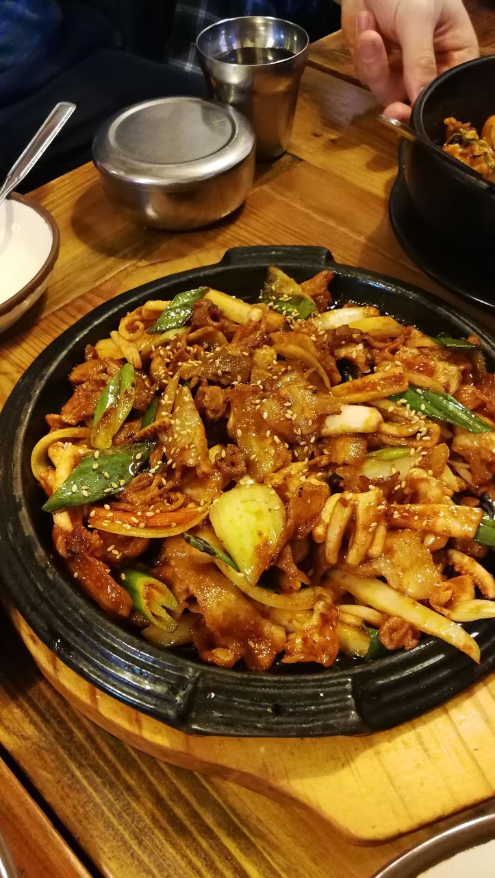 HIGH ANGLE VIEW OF FOOD IN CONTAINER ON TABLE