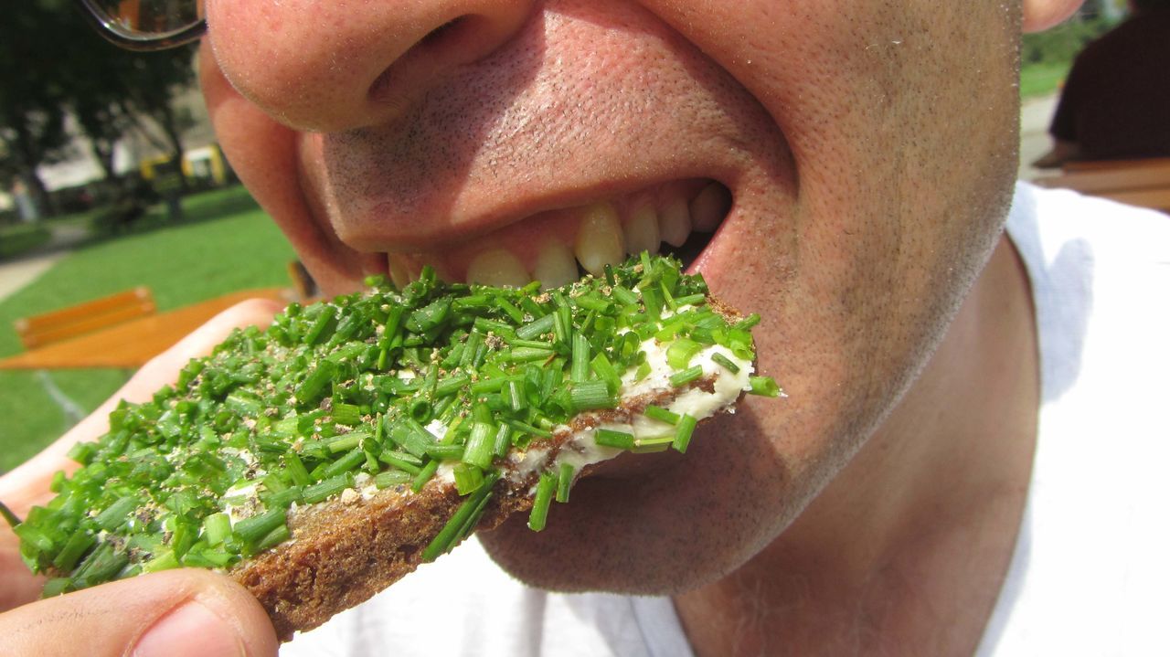 CLOSE-UP OF MAN EATING MEAT