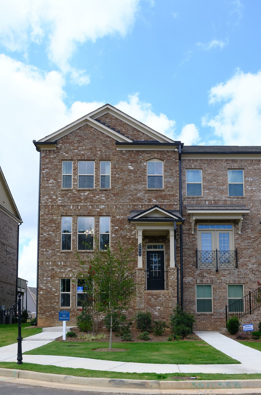 VIEW OF APARTMENT BUILDING