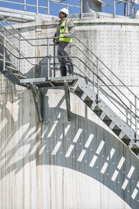 Mature man controlling fermenting reservoirs