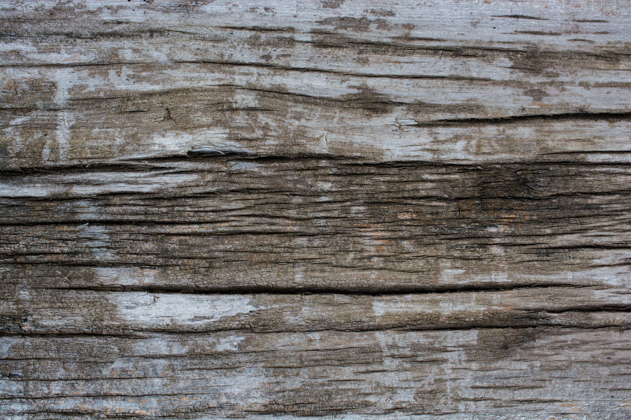 FULL FRAME SHOT OF WEATHERED WOOD