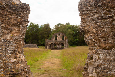 Old ruins of building against sky