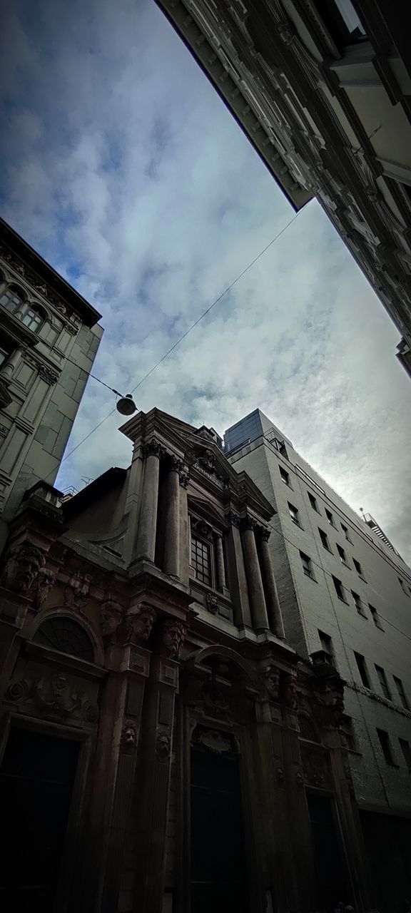 LOW ANGLE VIEW OF OLD BUILDINGS AGAINST SKY