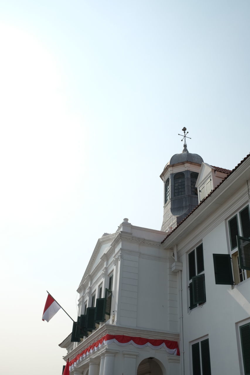 LOW ANGLE VIEW OF HOUSE AGAINST CLEAR SKY