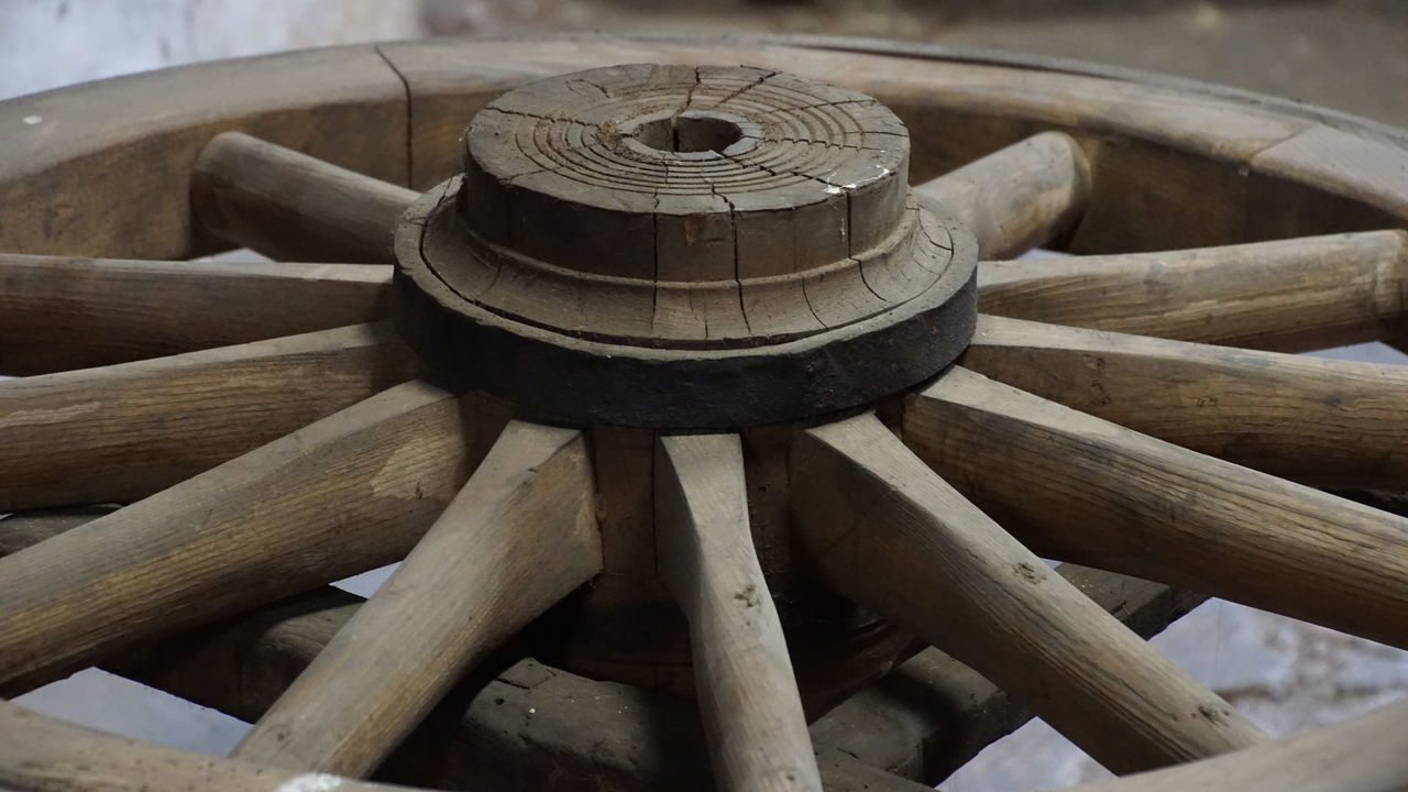 CLOSE-UP OF MACHINE PART OF ABANDONED WHEEL