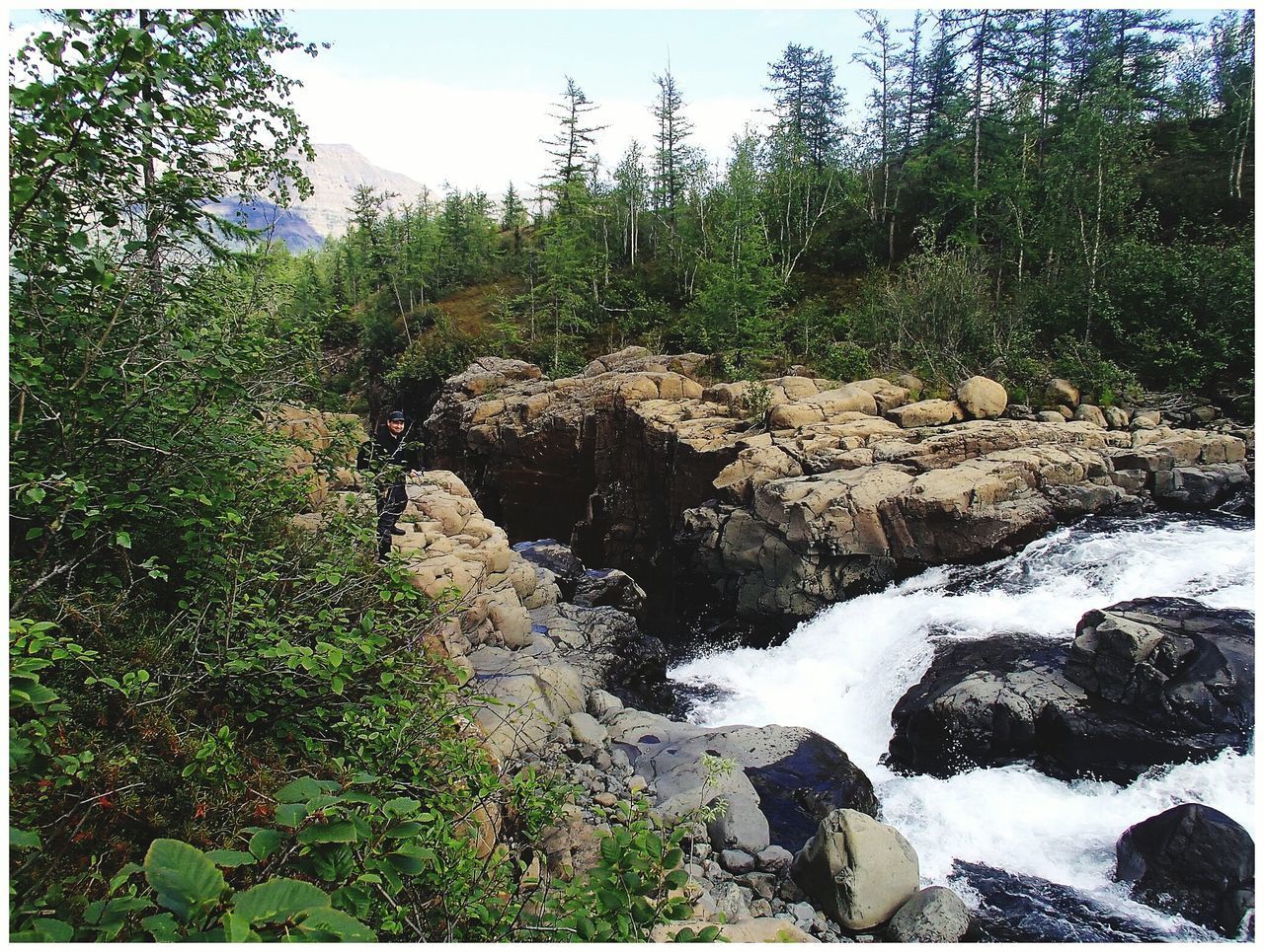 SCENIC VIEW OF STREAM FLOWING THROUGH ROCKS