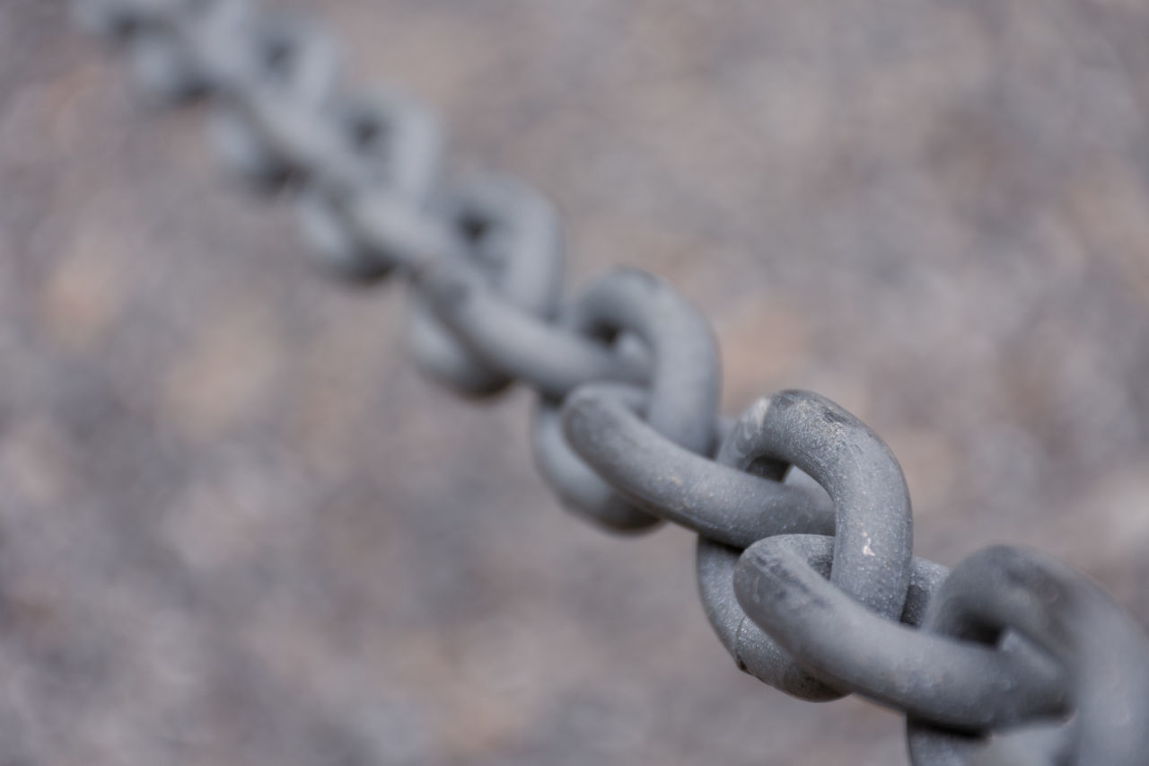 CLOSE-UP OF CHAIN ON METAL