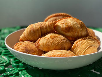 Close-up of bread in bowl on table
