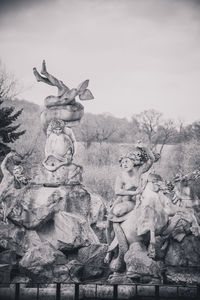 Statue of angel against sky