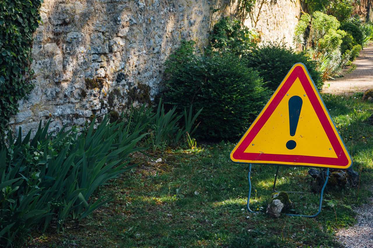 CLOSE-UP OF ROAD SIGN ON WALL