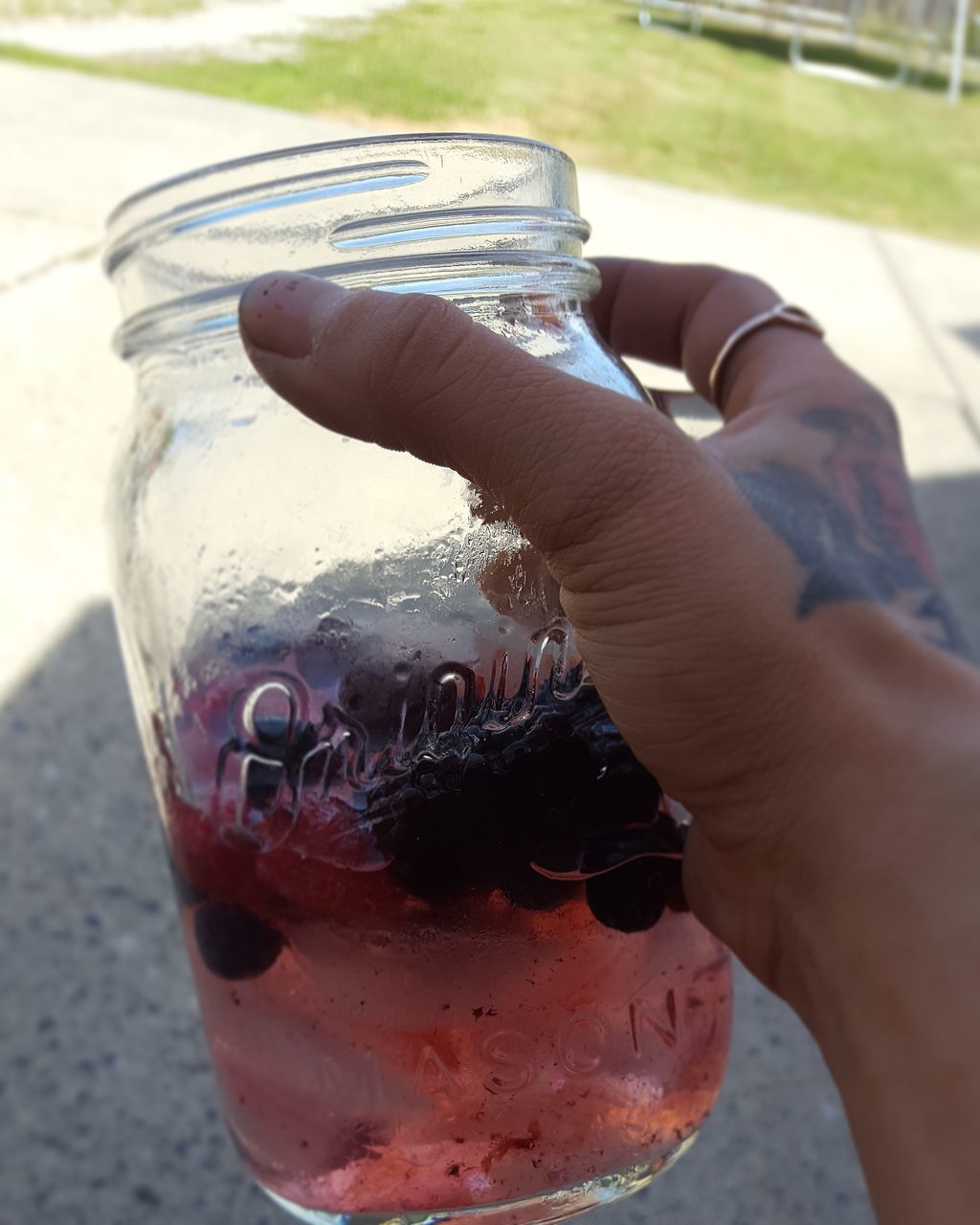 CLOSE-UP OF HAND HOLDING WINEGLASS