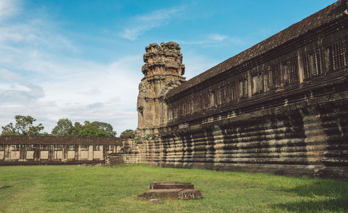 Old ruins of building against sky