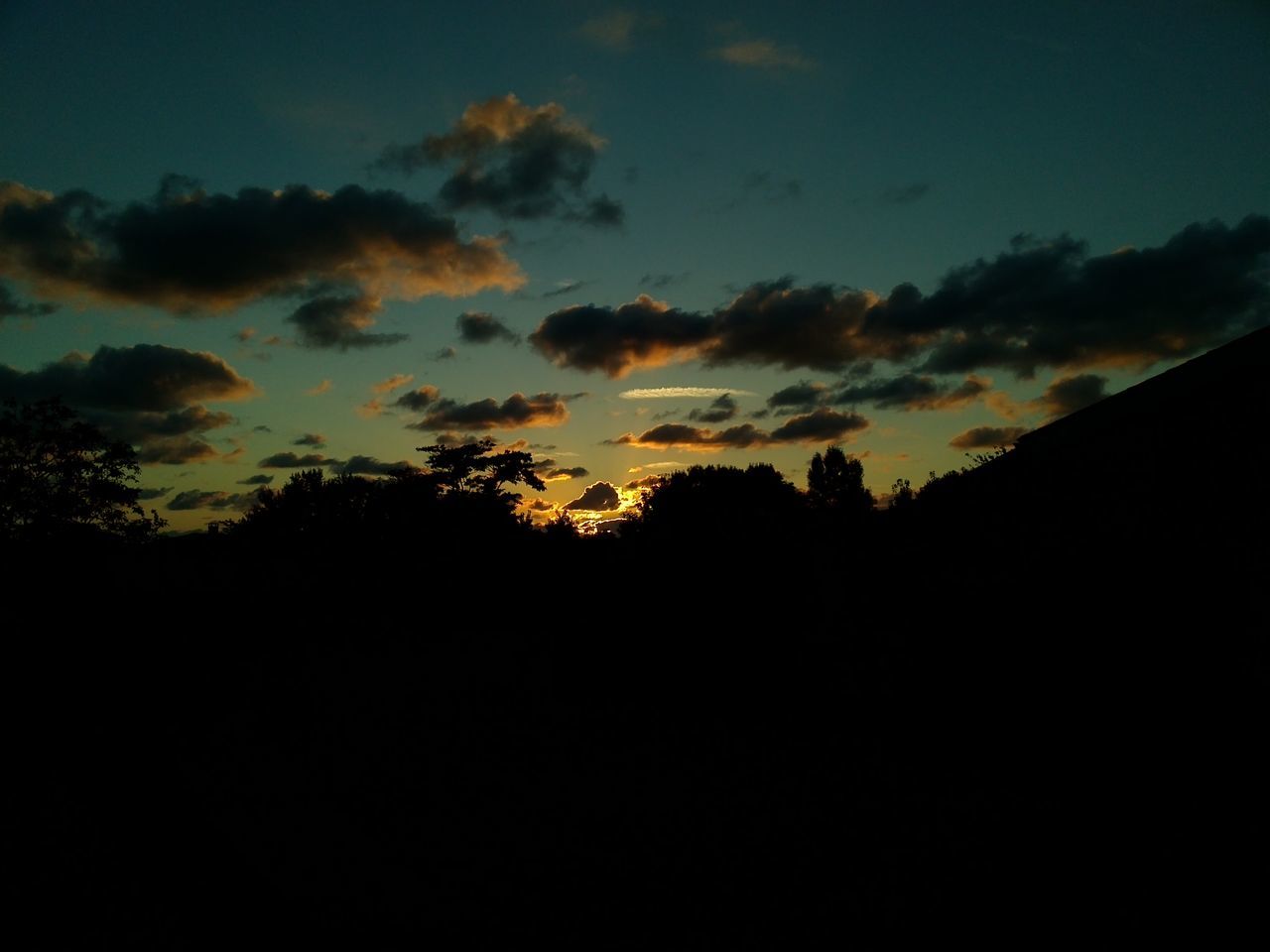 silhouette, sunset, sky, scenics, beauty in nature, tranquil scene, tranquility, cloud - sky, tree, dark, nature, orange color, idyllic, landscape, cloud, dusk, dramatic sky, outdoors, outline, copy space